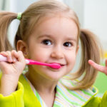 Cómo cepillar los dientes a los niños