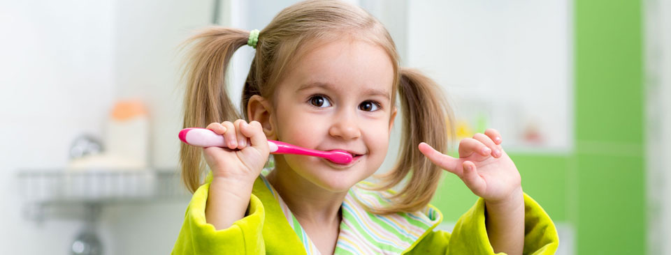 como cepillar los dientes a los niños