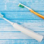 ¿Es mejor un cepillo de dientes eléctrico o manual?